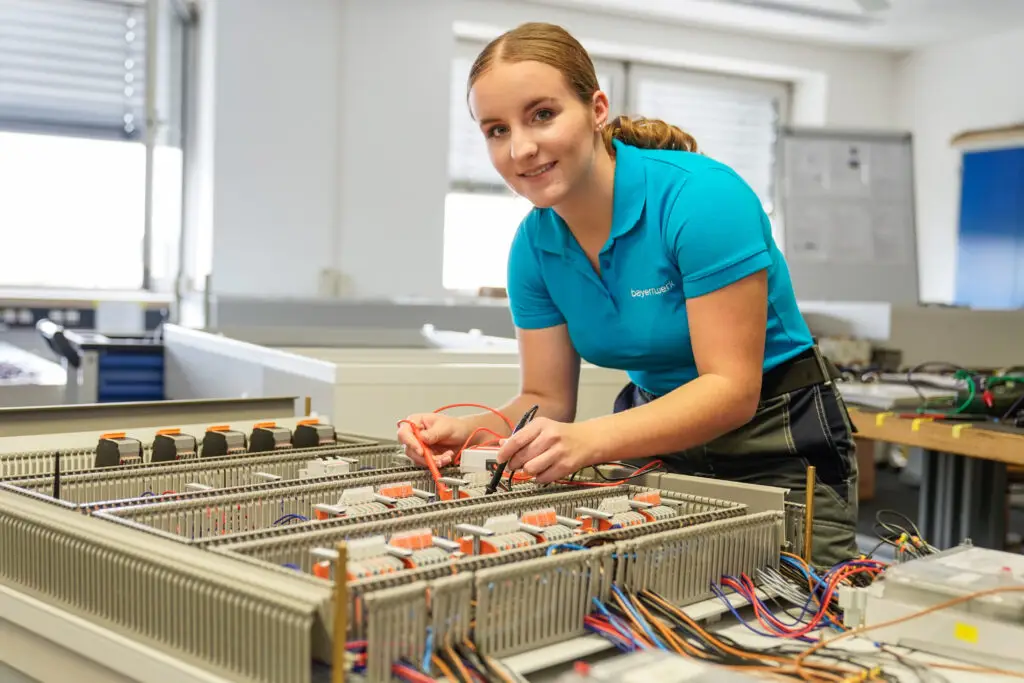 Eine gelernte Elektro- und Informationstechnikerin und Industrieelektrikerin bei der Arbeit bei der Bayernwerk Netz GmbH.