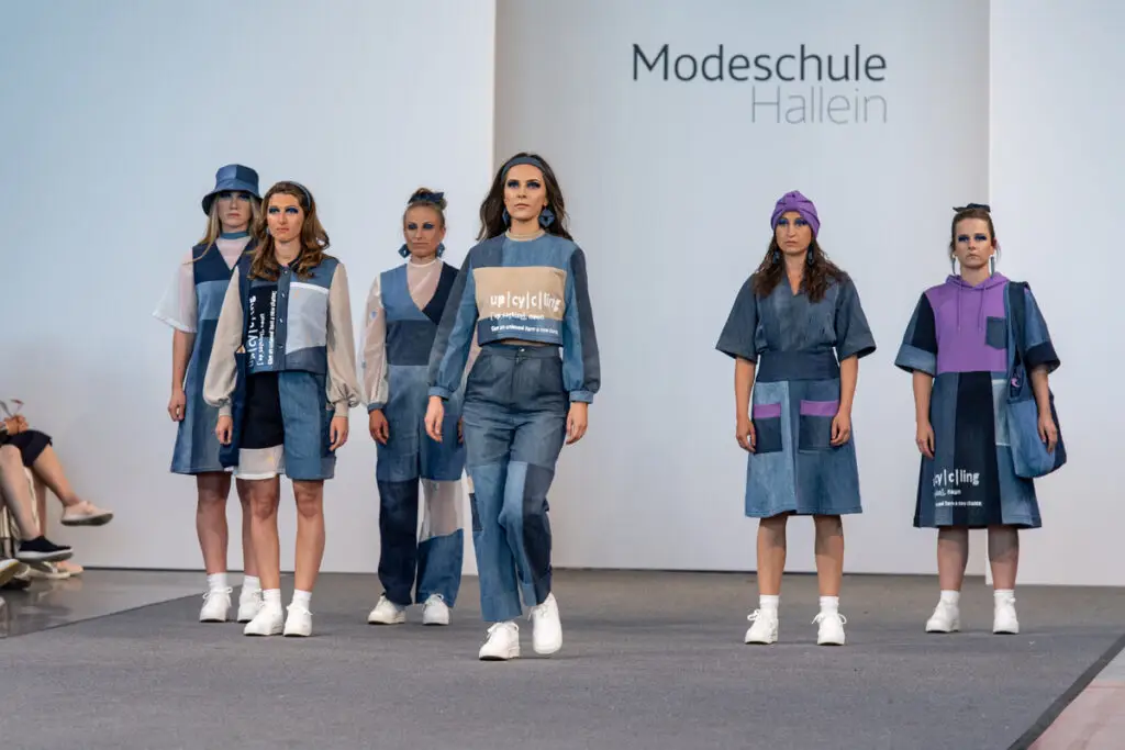 Modenschaue der Modeschule Hallein in Salzburg am Flughafen. Die Absolventen des Kolleg für Mode stellen ihre Kollektion vor.