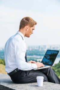 Ein Student der Wirtschaftsinformatik sitzt am PC und lernt.