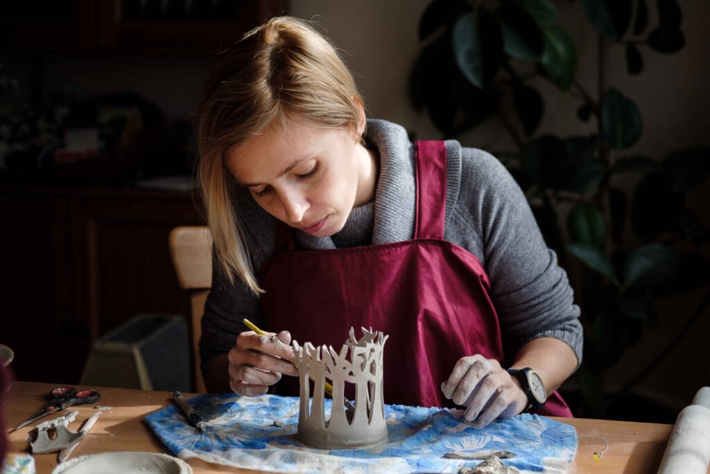 Eine Keramikerin beim Töpfern.