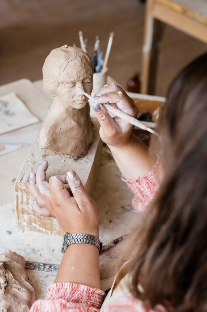 Eine Figurenkeramformer:in bei der Arbeit während der Ausbildung.