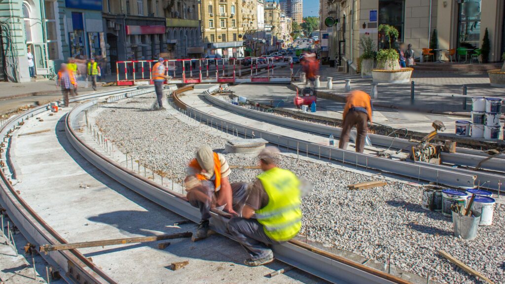 Ein Gleisbauer baut und repariert sämtliche Gleise für Züge, Tram usw.