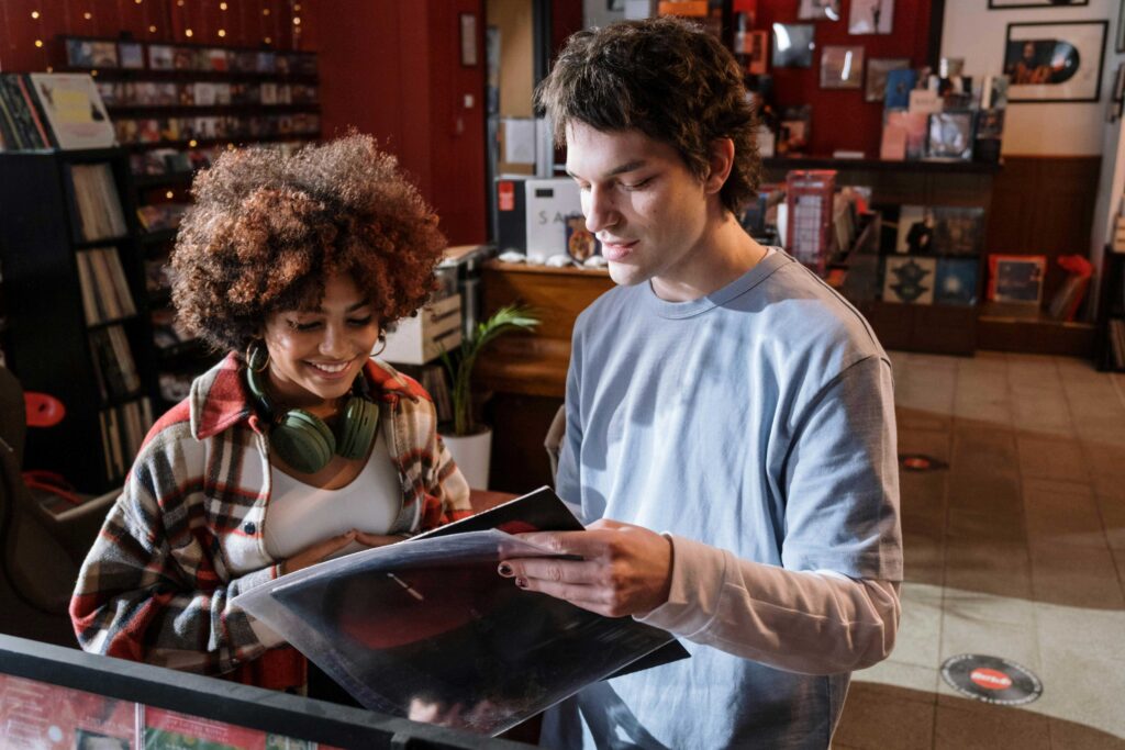 Verkaufe jetzt als Musikfachhändler Musik, die dich bewegt und du liebst. Starte jetzt deine duale Ausbildung, um in Zukunft Musikbegeisterte zu beraten und in Sachen Nutzungsrechte und vielem mehr aufzuklären.