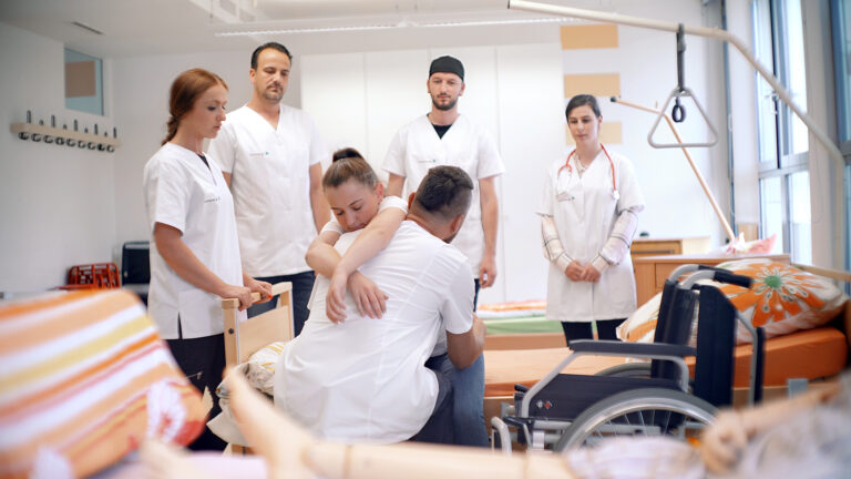 Eine Pflegefachfrau und ein Pflegefachmann bei der Arbeit.